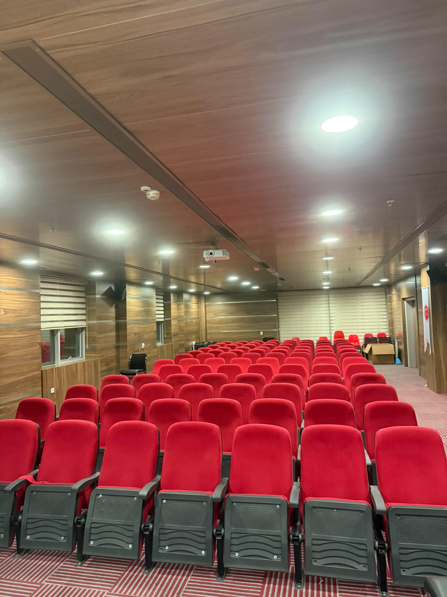 Konferans salonu koltuk sıraları