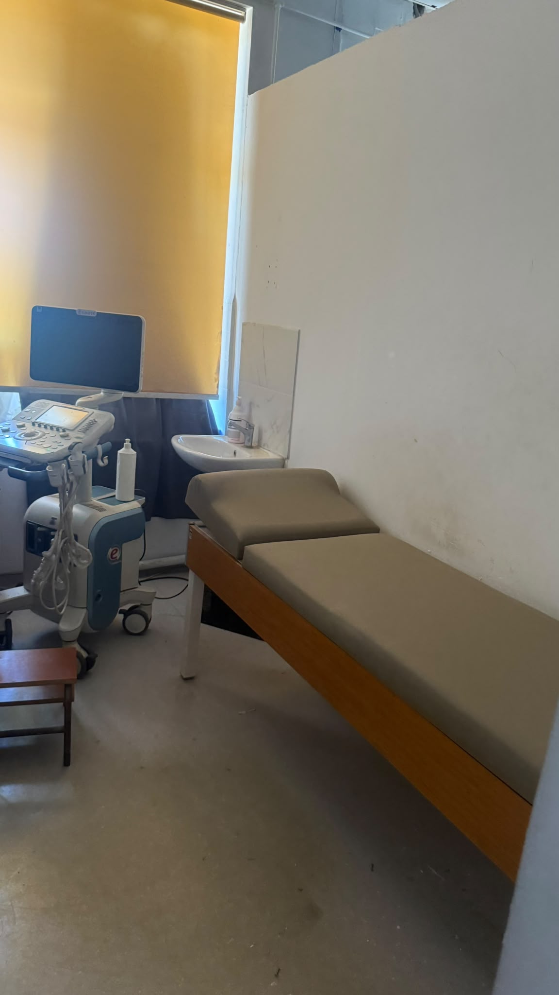 Muayenehane sedyesi ve ultrason cihazı