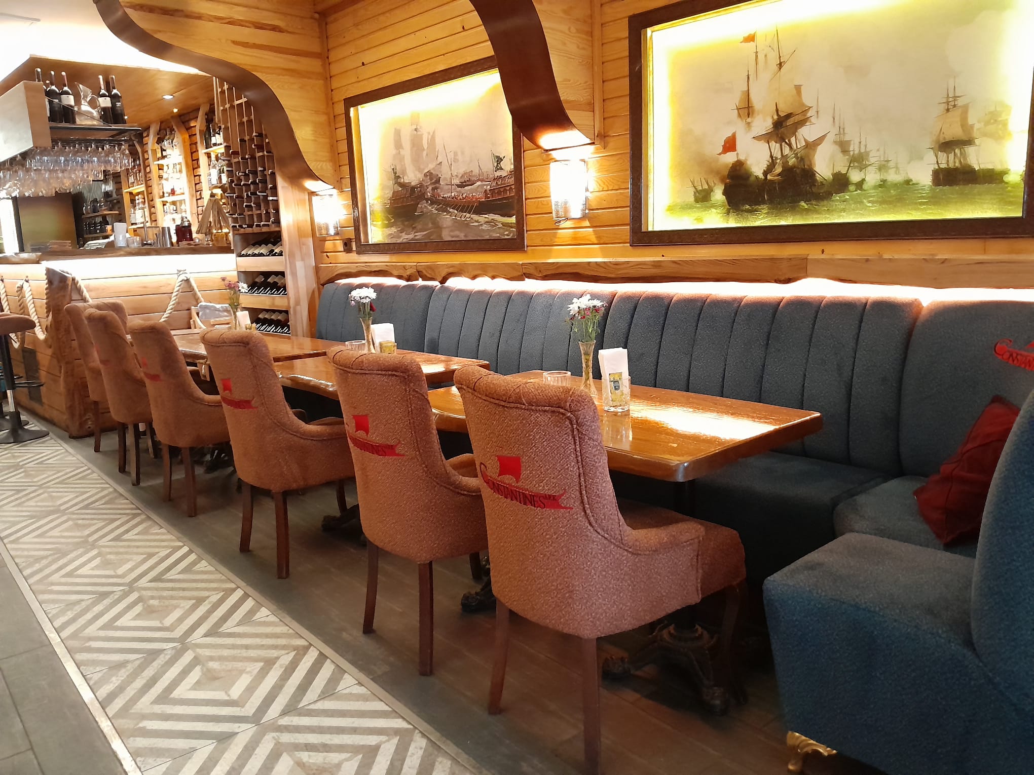 Restoran ahşap loca ve sandalyeler